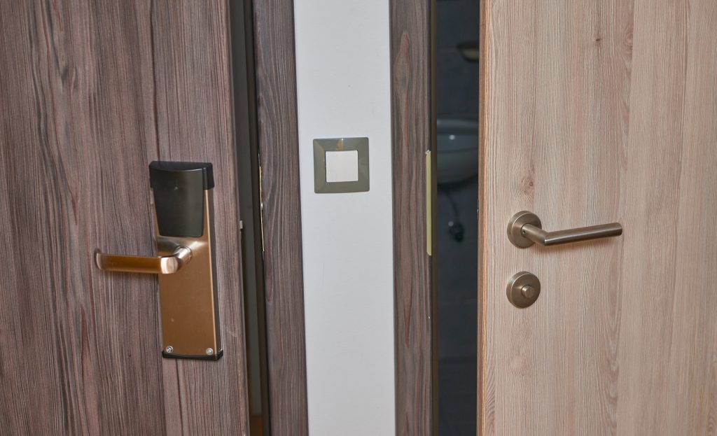 podboji za notranja vrata s kljukami