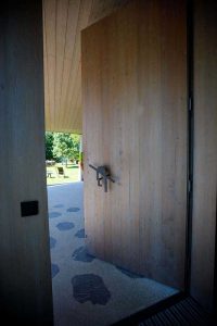 masivna lesena vhodna vrata