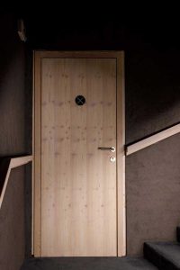 Masivna notranja vrata so nepogrešljiv del dobro zasnovanega interierja 1 masivna notranja vrata s podbojem iz svetlega lesa