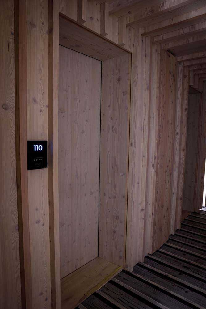 masivna notranja lesena vrata v hotelu Bohinj