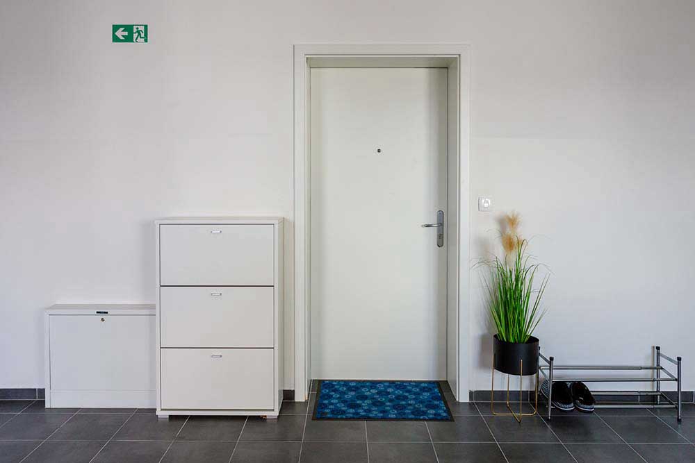 bela notranja vrata, umeščena v svetel prostor
