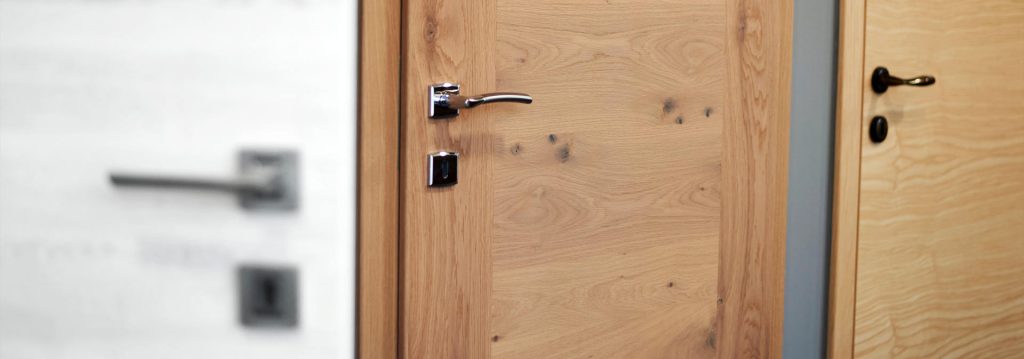 lesena notranja vrata z različnimi kljukami, odlična za montažo