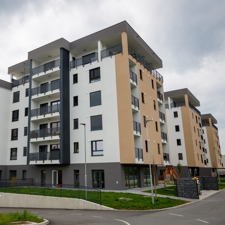 Domov 14 STANOVANJSKI KOMPLEKS ZIPO-SLOVENJ GRADEC